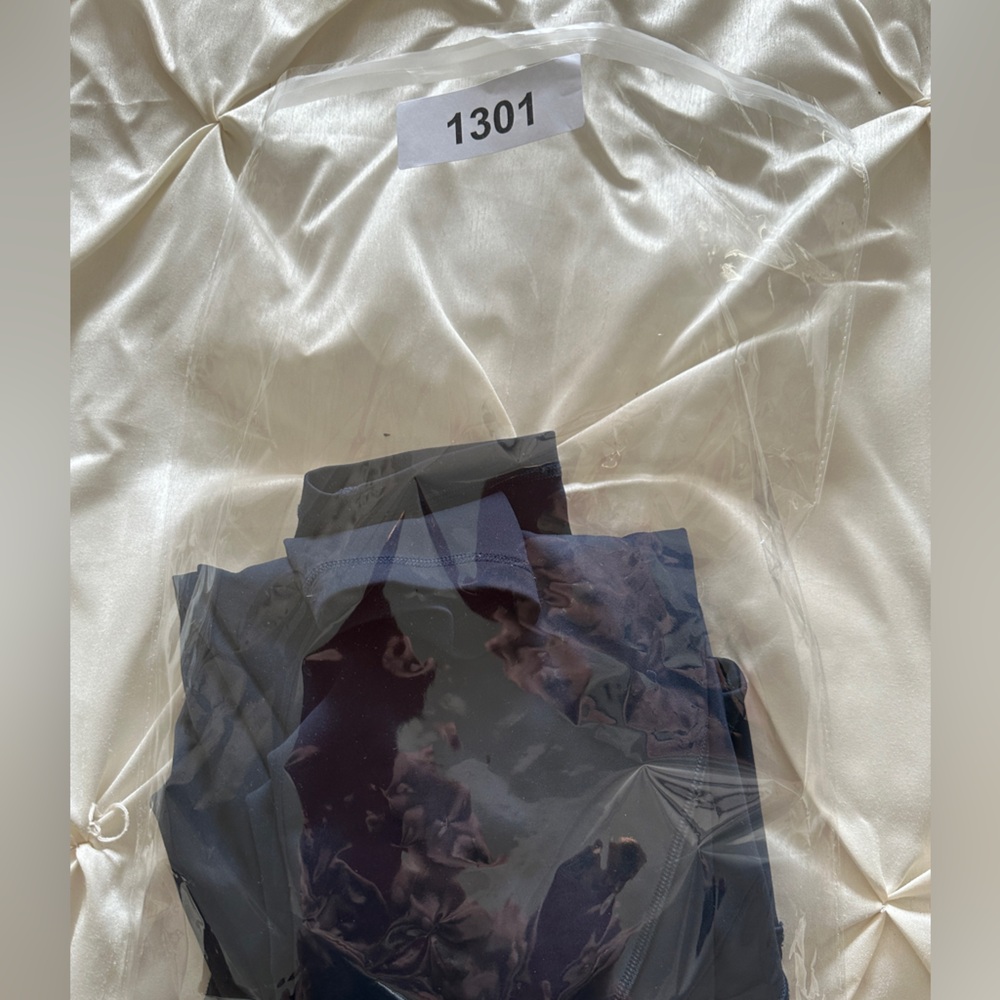Lululemon In Movement Tight 25" *Everlux
True Navy - Picture 6 of 6